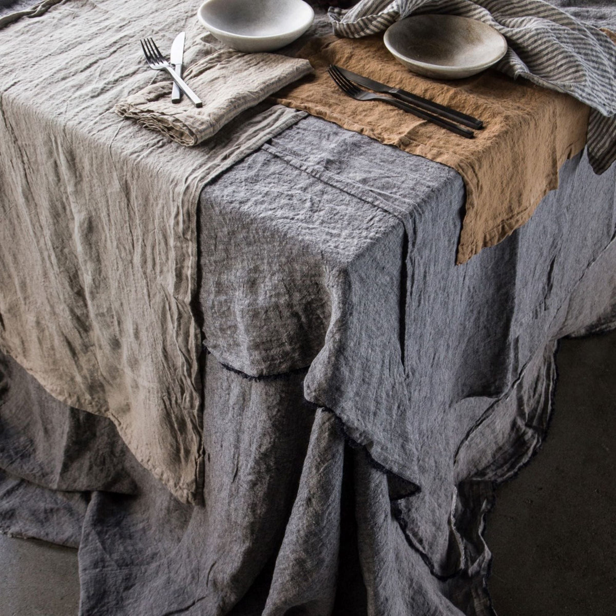 Flocca Linen Tablecloth - Nox